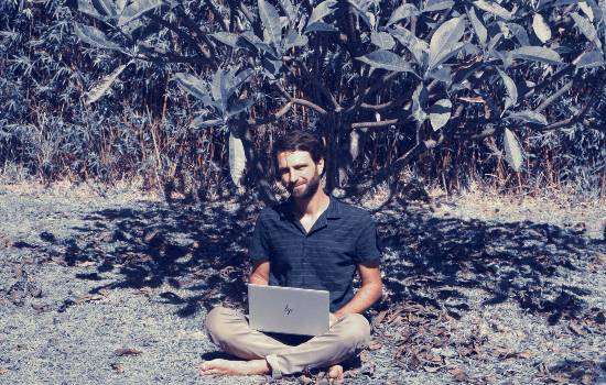 Gaël Duez's blog - article 1 - Picture of Gael with a laptop on his knees under a tropical tree
